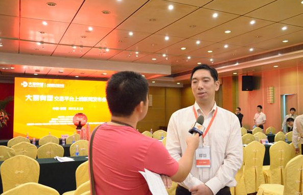 “在美联储会议纪要公布之前黄金在强势美元附近触及两周低”