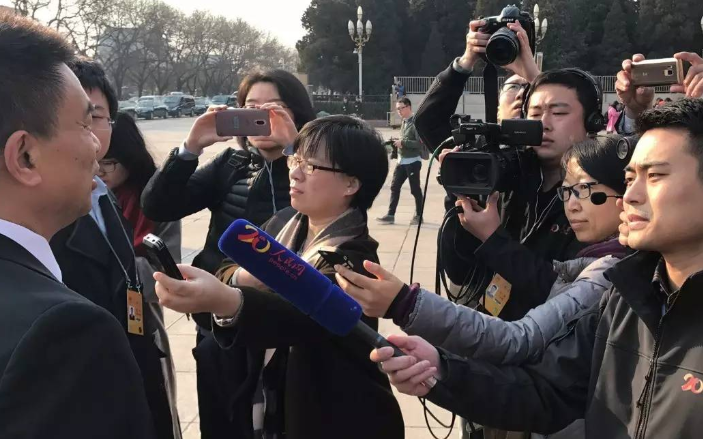 “随着银行缉获增加压力中国人民银行增加流动性”